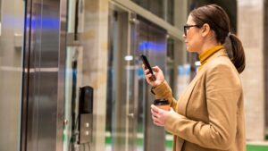 Cómo funciona un sistema de control de acceso con móvil